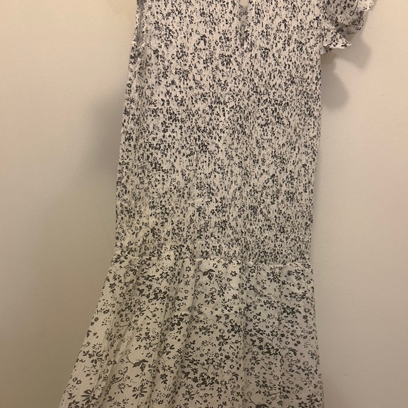 Elegant Floral Maxi Dress in black and White - Picture 7 of 7